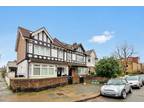 2 bed flat to rent in Highlands Avenue, W3, London