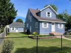 Home For Sale In Center Moriches, New York