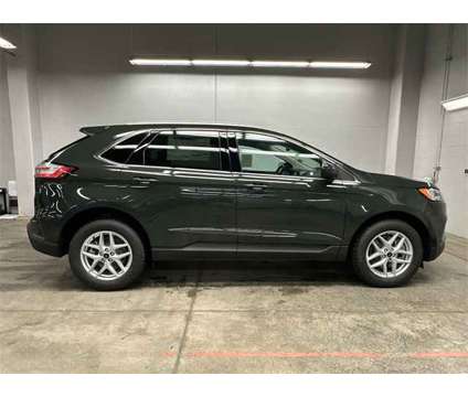 2024 Ford Edge SEL is a Green 2024 Ford Edge SEL SUV in Zelienople PA