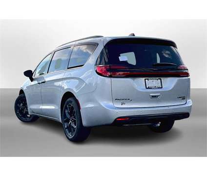 2024 Chrysler Pacifica Limited is a Silver 2024 Chrysler Pacifica Limited Car for Sale in Durand MI