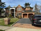 Home For Sale In Roslyn Heights, New York