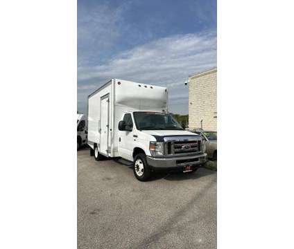 2016 Ford E350 Super Duty Cutaway for sale is a White 2016 Ford E350 Super Duty Car for Sale in Elgin IL