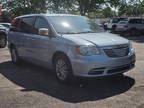 2013 Chrysler town & country Blue
