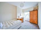 3 bed flat to rent in Montague Road, TW10, Richmond