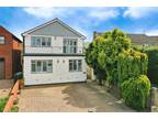 Chestnut Grove, Purley on Thames, Reading, Berkshire, RG8 5 bed detached house