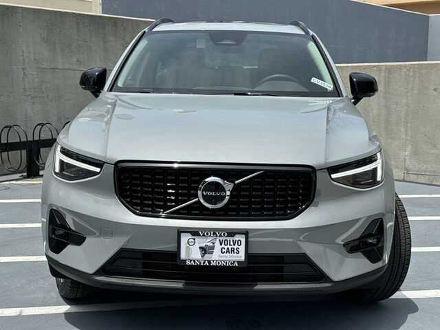 2024 Volvo XC40 B5 Plus Dark Theme