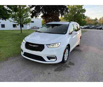 2022 Chrysler Pacifica Touring L is a White 2022 Chrysler Pacifica Touring Van in Stevens Point WI