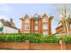 2 bed flat to rent in Claremont Avenue, GU22, Woking