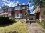 Chigwell Road Woodford Green IG8 8PD 3 bed end of terrace house - £2,000 pcm