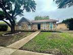 Single Family Residence, Traditional - Dallas, TX 10923 Wallbrook Dr