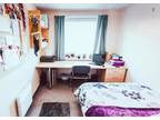 Snug double ensuite bedroom next to the St Mark's Shopping Centre