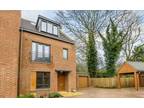 4 bedroom town house for sale in Green Close, Brookmans Park, AL9