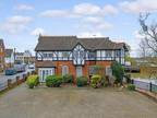 2 bed flat for sale in Ongar Road, RM4, Romford