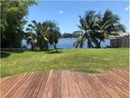Beautiful 4/2 house on a lake, access to ocean