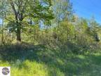 Elk Rapids, Lovely wooded lot just outside the Charming