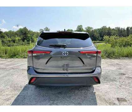 2021 Toyota Highlander Hybrid XLE is a Grey 2021 Toyota Highlander Hybrid in Barre VT