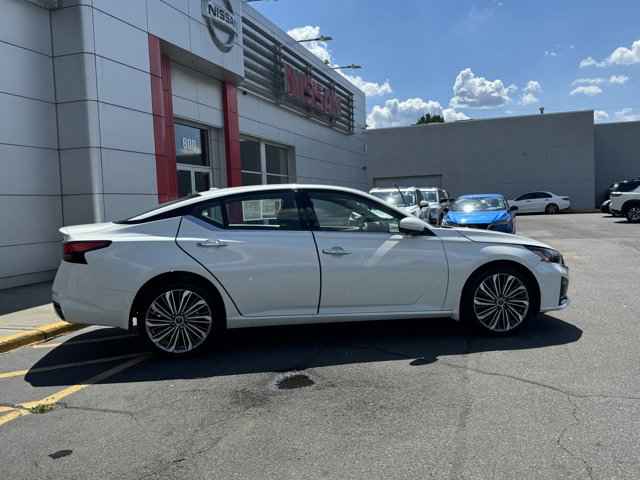 2023 Nissan Altima 2.5 SL 6585 miles