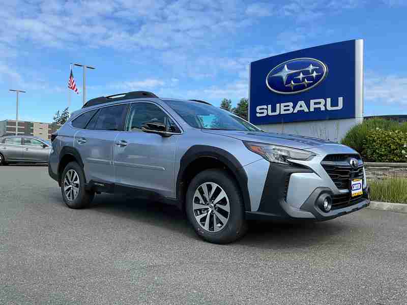 2025 Subaru Outback Silver, new