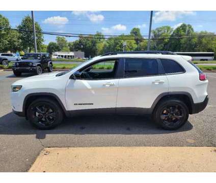 2023 Jeep Cherokee Altitude Lux 4x4 is a White 2023 Jeep Cherokee Altitude SUV in Freehold NJ