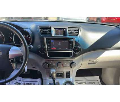 2013 Toyota Highlander SE V6 is a Blue 2013 Toyota Highlander SE SUV in Danbury CT