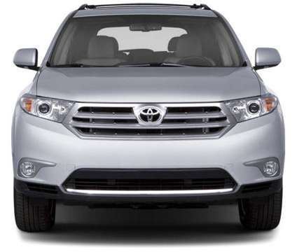 2013 Toyota Highlander SE V6 is a Blue 2013 Toyota Highlander SE SUV in Danbury CT