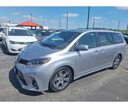 2018 Toyota Sienna SE Premium 8 Passenger is a Silver 2018 Toyota Sienna SE Van in Dubuque IA