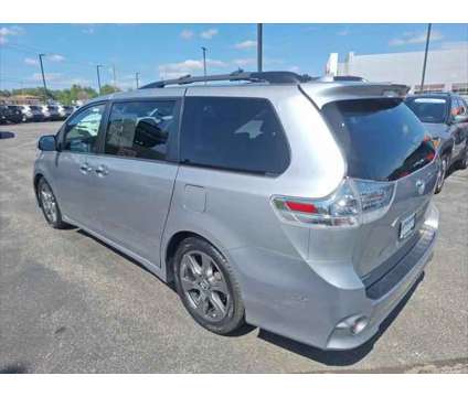 2018 Toyota Sienna SE Premium 8 Passenger is a Silver 2018 Toyota Sienna SE Van in Dubuque IA