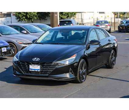 2022 Hyundai Elantra SEL is a Black 2022 Hyundai Elantra Sedan in Renton WA