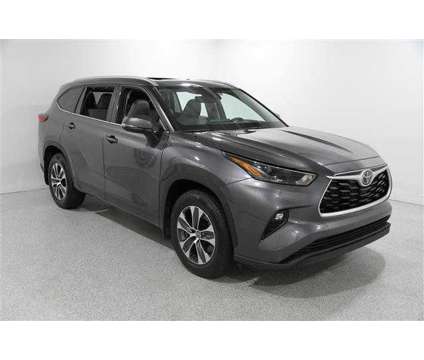 2022 Toyota Highlander XLE is a Grey 2022 Toyota Highlander XLE SUV in Mentor OH