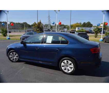 2013 Volkswagen Jetta 2.5L SE is a Blue 2013 Volkswagen Jetta 2.5 Trim Sedan in Highland Park IL