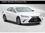 2021 Lexus ES White, 61K miles