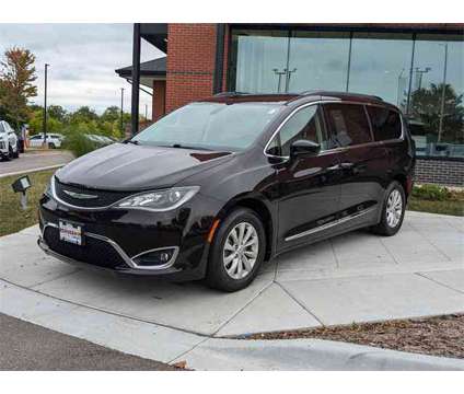 2017 Chrysler Pacifica Touring-L is a 2017 Chrysler Pacifica Touring Van in Algonquin IL