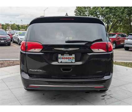 2017 Chrysler Pacifica Touring-L is a 2017 Chrysler Pacifica Touring Van in Algonquin IL