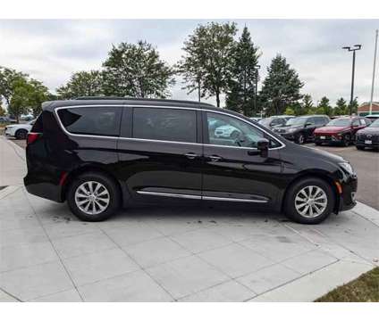 2017 Chrysler Pacifica Touring-L is a 2017 Chrysler Pacifica Touring Van in Algonquin IL