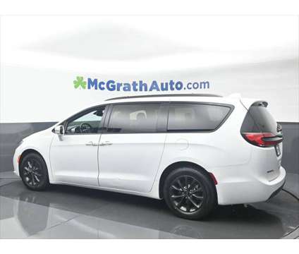 2021 Chrysler Pacifica Touring L is a White 2021 Chrysler Pacifica Touring Van in Dubuque IA