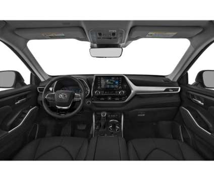 2022 Toyota Highlander XLE is a Silver 2022 Toyota Highlander XLE SUV in Palatine IL