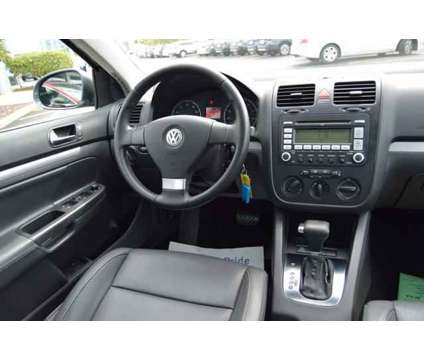 2009 Volkswagen Jetta SE is a Grey, Silver 2009 Volkswagen Jetta SE Sedan in Highland Park IL