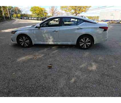 2021 Nissan Altima 2.5 SV is a White 2021 Nissan Altima 2.5 Trim Sedan in Auburn MA