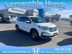 2022 Honda Pilot Touring w/Rear Captain's Chairs