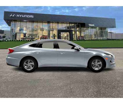 2022 Hyundai Sonata SE is a Silver 2022 Hyundai Sonata SE Sedan in Mentor OH