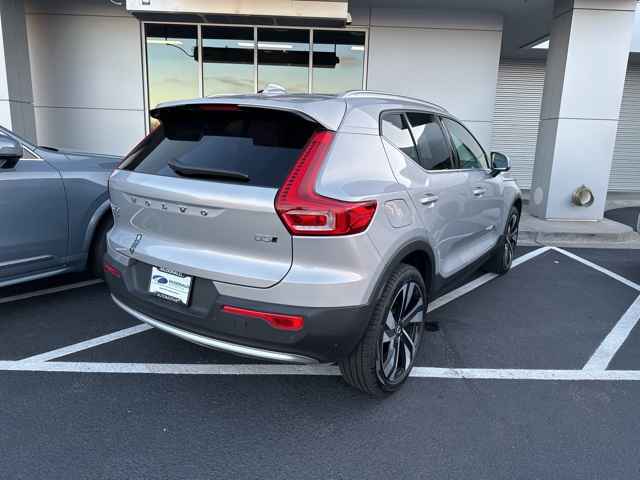 2024 Volvo XC40 B5 Plus Bright Theme